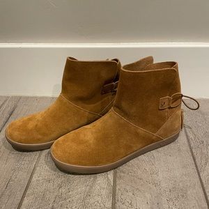 Kookaburra boot by Ugg, like new. Smoke free home.